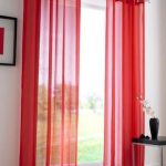 Cortinas rojas en una habitación blanca