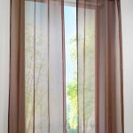 Cortinas de chocolate en un interior blanco.