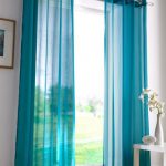 Interior blanco con cortinas azules.