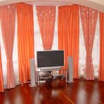 Cortinas naranjas en el pasillo
