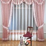 Silla y florero junto a la ventana