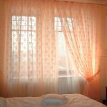 Cortinas de color rosa en el dormitorio