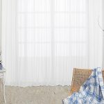 Silla de mimbre junto a la ventana