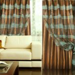 Cortinas originales y sofá blanco.