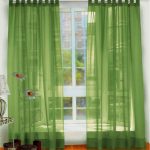 Decoración en forma de flores sobre un fondo de cortinas verdes