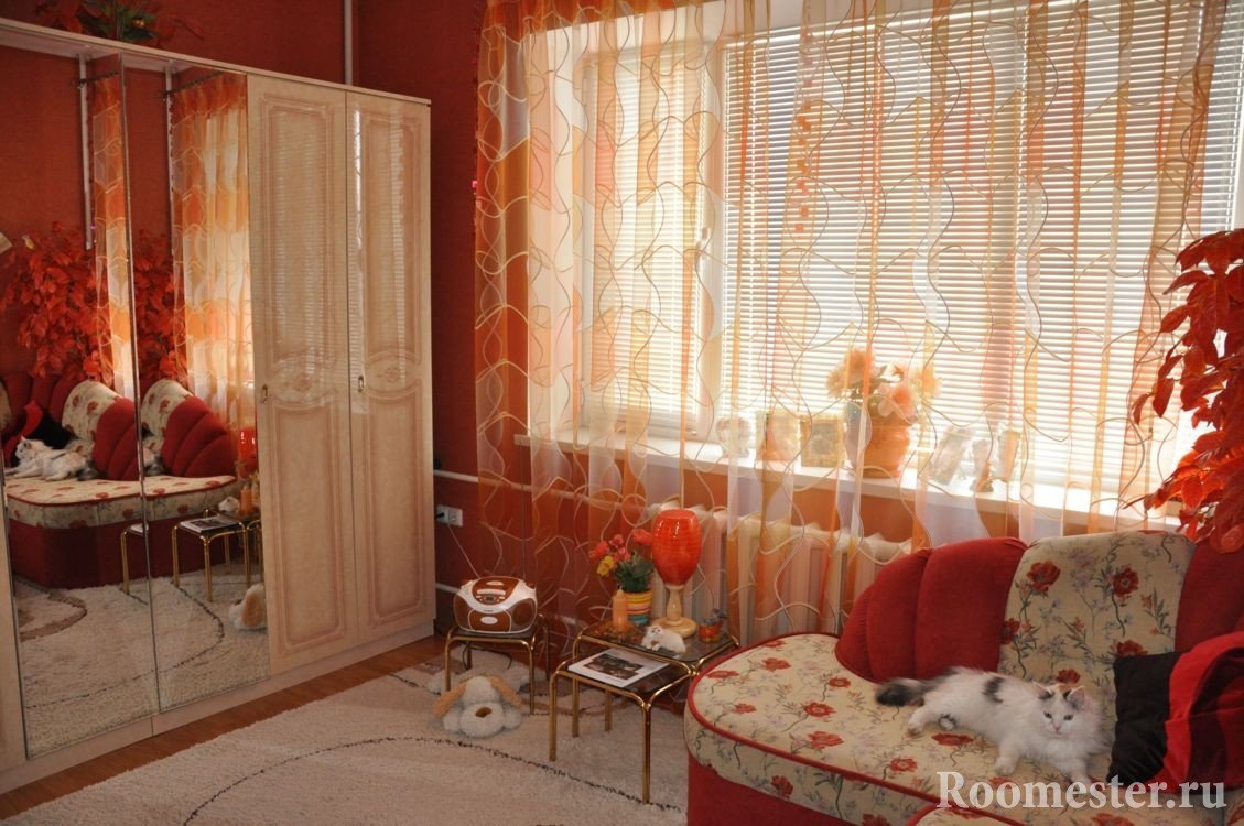 Garderobe med et spejl i rummet