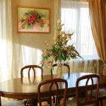 Florero con flores sobre la mesa