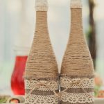 Botellas de champán con decoración.