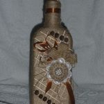 Decoración con granos de café en una botella.