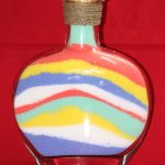 La combinación de capas de sal de color en una botella.