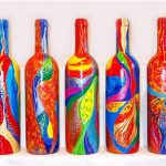 Patrones brillantes en las botellas.
