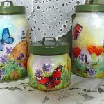 Flores y mariposas en las orillas
