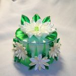 Caja verde con flores blancas