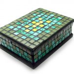 Ataúd con mosaico de colores