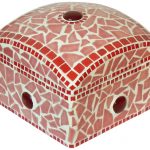 Caja blanca con mosaico rosa