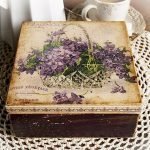 Cesta con lilas en un ataúd