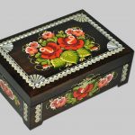 Caja negra con flores