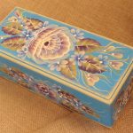 Caja azul con patrones