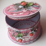 Ataúd rosa con decoración blanca