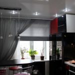Muebles negros en la cocina.