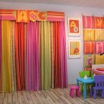 Letras en la pared y cortinas.