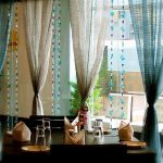 Cuentas y cortinas en la ventana.