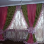 Cortinas de colores en la ventana