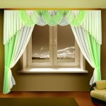 Cortinas blancas y verdes en el interior.