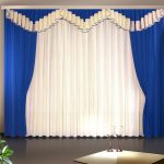 Cortinas azules y blancas en la ventana