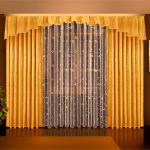 Cortinas brillantes y una foto en el interior.