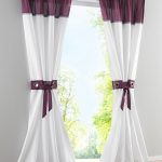 Cortinas blancas y moradas