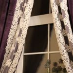 Cortinas de color lila con encaje blanco