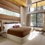 Decoración de un árbol en el interior de un dormitorio