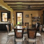 Cocina y comedor en una habitación.