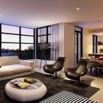Sofá blanco y sillones negros en la sala de estar