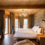 Decoración debajo de la piedra en la pared junto a la cama