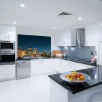 Cuadro con una megalópolis nocturna en la cocina