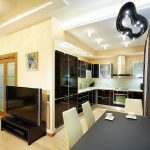 Muebles negros en la cocina.