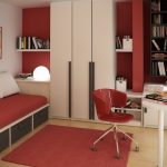 Mesa y silla junto a la ventana