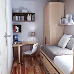 Estantes con libros sobre la mesa