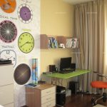Diferentes relojes en la pared