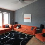 Muebles naranjas en una habitación gris