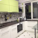 Mesa de cristal en la cocina.