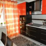 Cortinas y muebles naranjas
