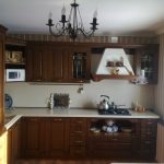 Araña con velas en la cocina
