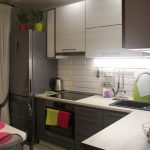Refrigerador gris junto a la ventana