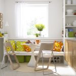 Muebles inusuales junto a la ventana