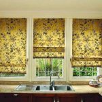 Cortinas romanas instaladas en la abertura de la ventana.