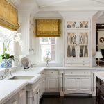 Piso marrón y muebles blancos