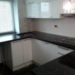 Muebles blancos y negros